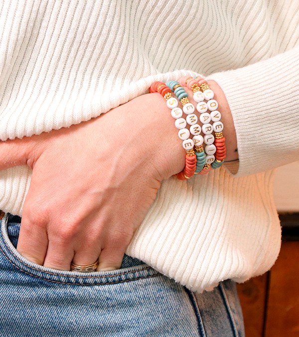 DIY Bracelet à message avec perles heishi en céramique et perles lettres : Etape 6