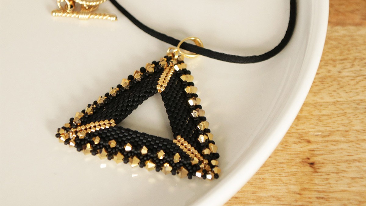 Pendentif triangle 3D scintillant en perles Miyuki 11/0 et toupies PureCrystal