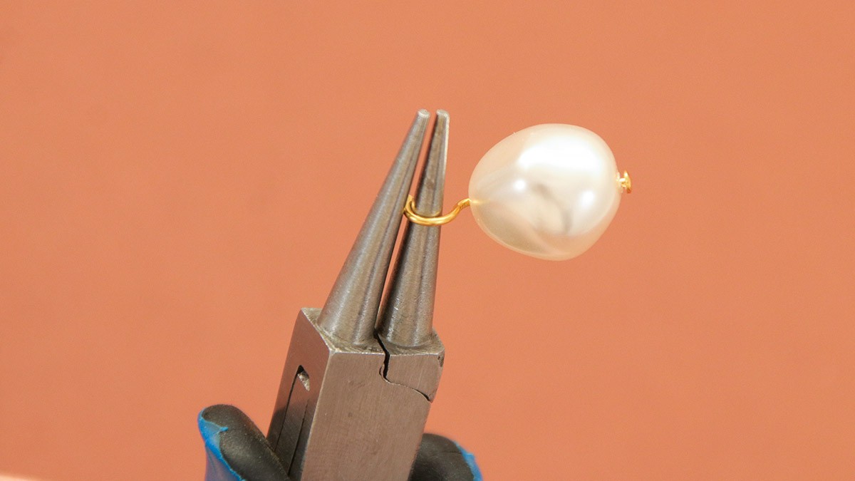 Boucles d'oreilles perles baroques PureCrystal et feuilles dorées : Etape 3