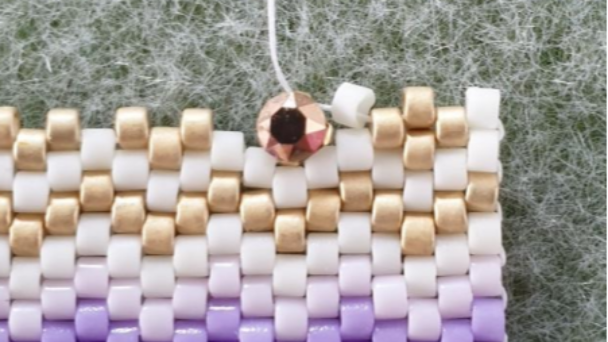 Bracelet tissage peyote de perles Miyuki Délicas 11/0 avec insertion de Strass Crystal Mesh PureCrystal : Etape 4