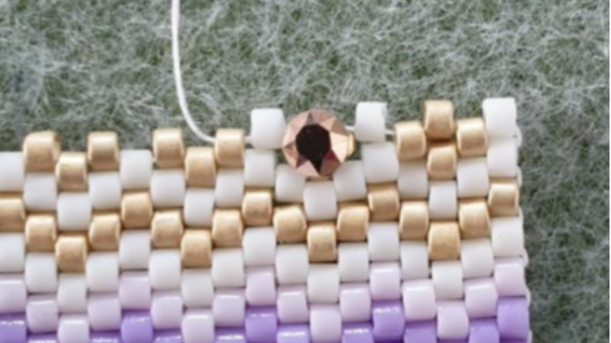 Bracelet tissage peyote de perles Miyuki Délicas 11/0 avec insertion de Strass Crystal Mesh PureCrystal : Etape 5