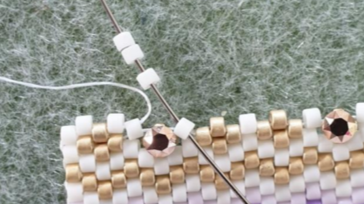 Bracelet tissage peyote de perles Miyuki Délicas 11/0 avec insertion de Strass Crystal Mesh PureCrystal : Etape 6