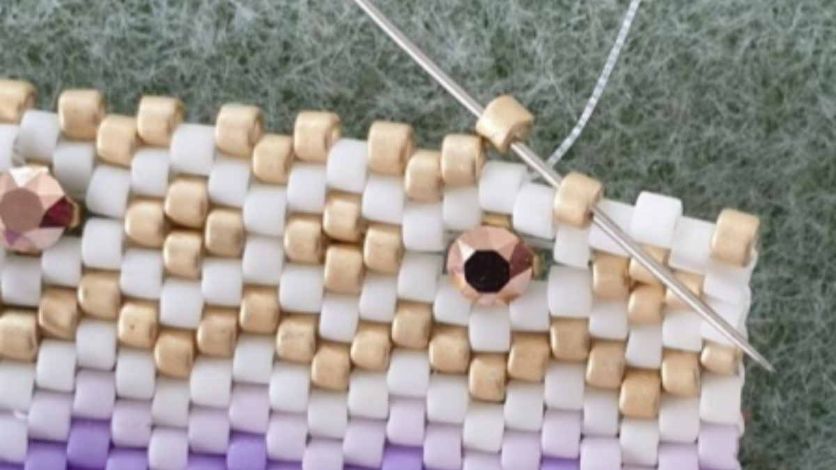 Bracelet tissage peyote de perles Miyuki Délicas 11/0 avec insertion de Strass Crystal Mesh PureCrystal : Etape 8