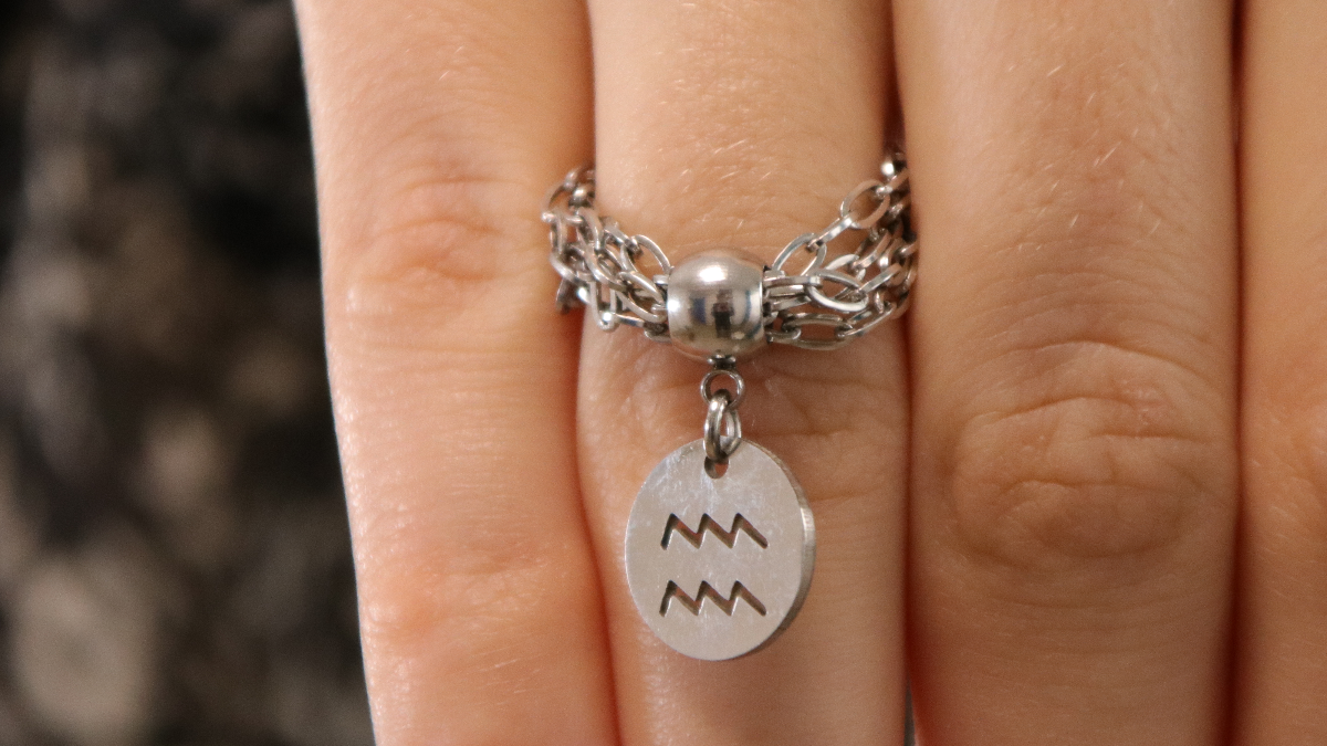 Schéma Bague médaille acier inox avec chaîne et breloque