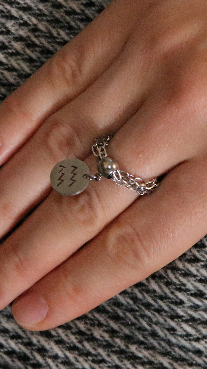 Schéma Bague médaille acier inox avec chaîne et breloque