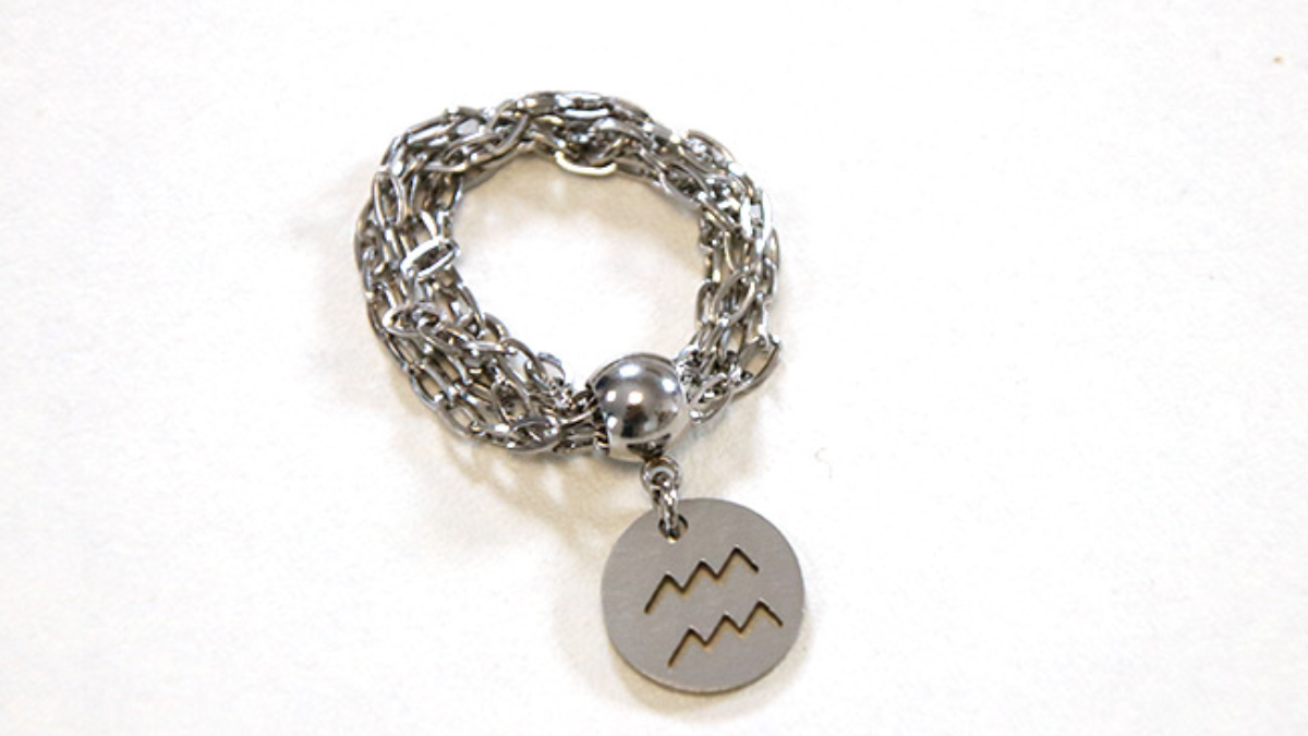 Bague médaille acier inox avec chaîne et breloque : Etape 4