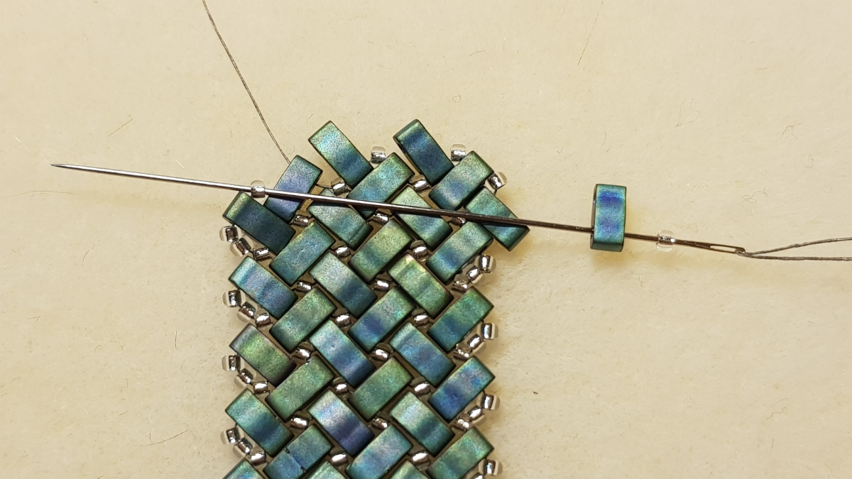 Tuto collier chevrons en pointe en perles rocailles Miyuki et Half Tila : Etape 4