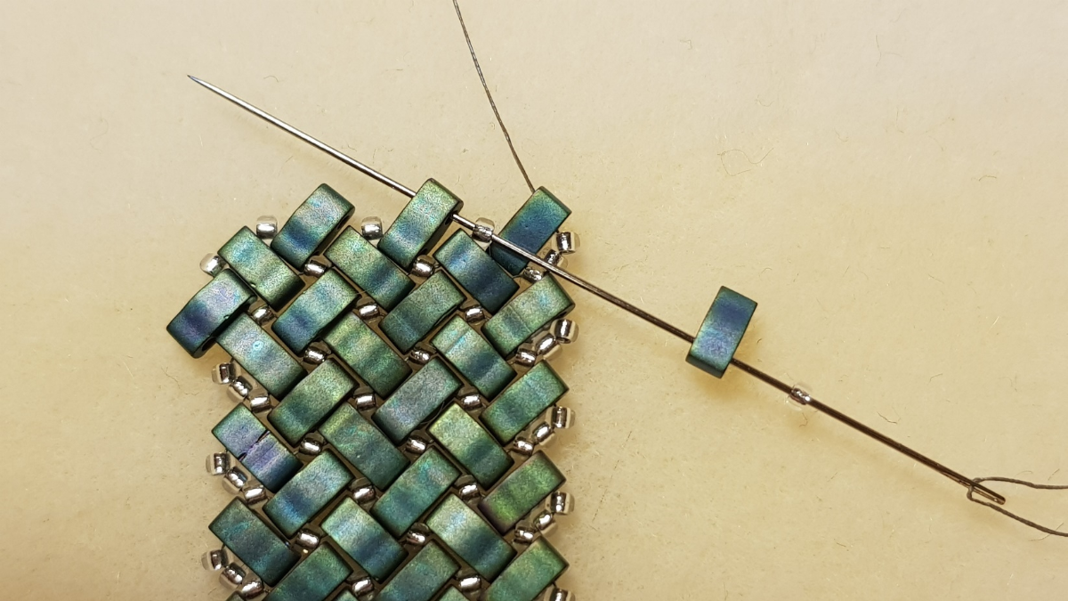 Tuto collier chevrons en pointe en perles rocailles Miyuki et Half Tila : Etape 5