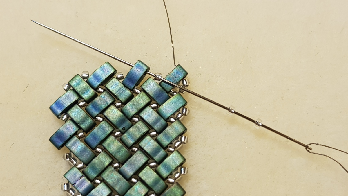 Tuto collier chevrons en pointe en perles rocailles Miyuki et Half Tila : Etape 10