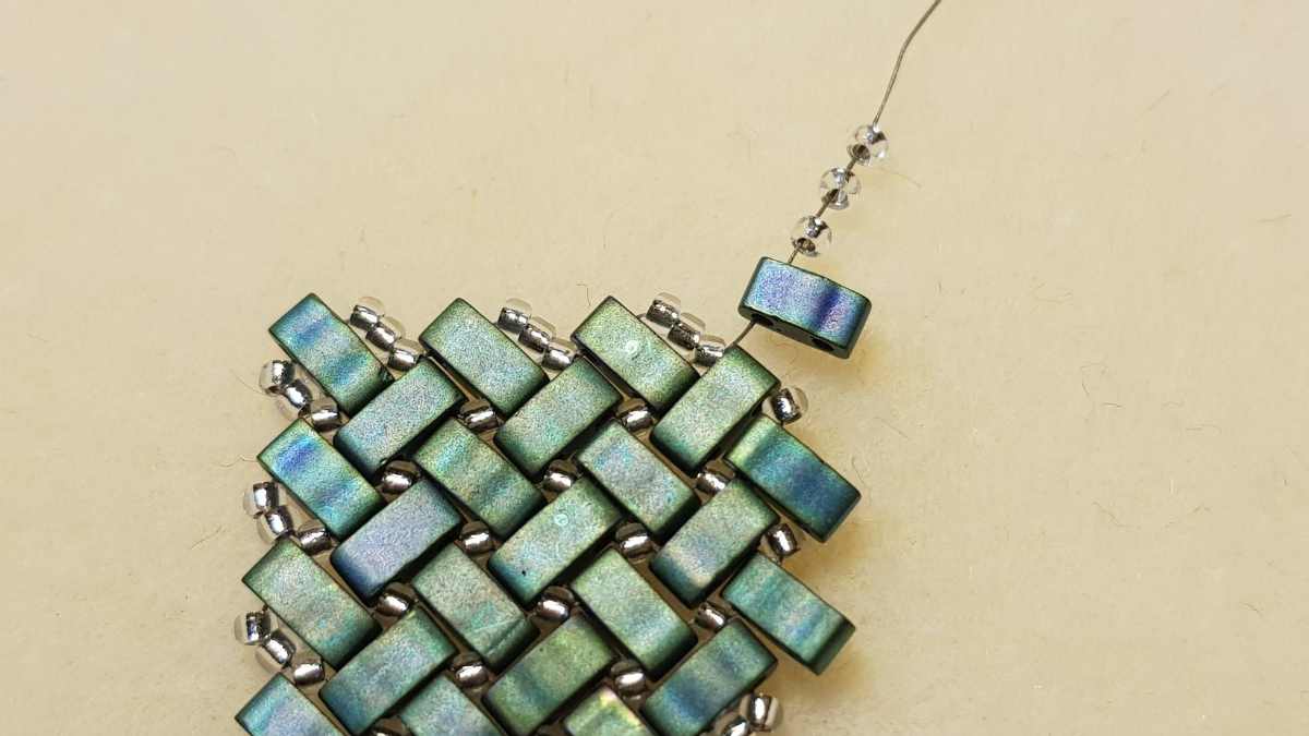 Tuto collier chevrons en pointe en perles rocailles Miyuki et Half Tila : Etape 12