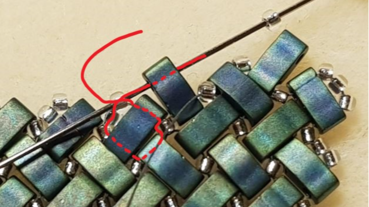 Tuto collier chevrons en pointe en perles rocailles Miyuki et Half Tila : Etape 16