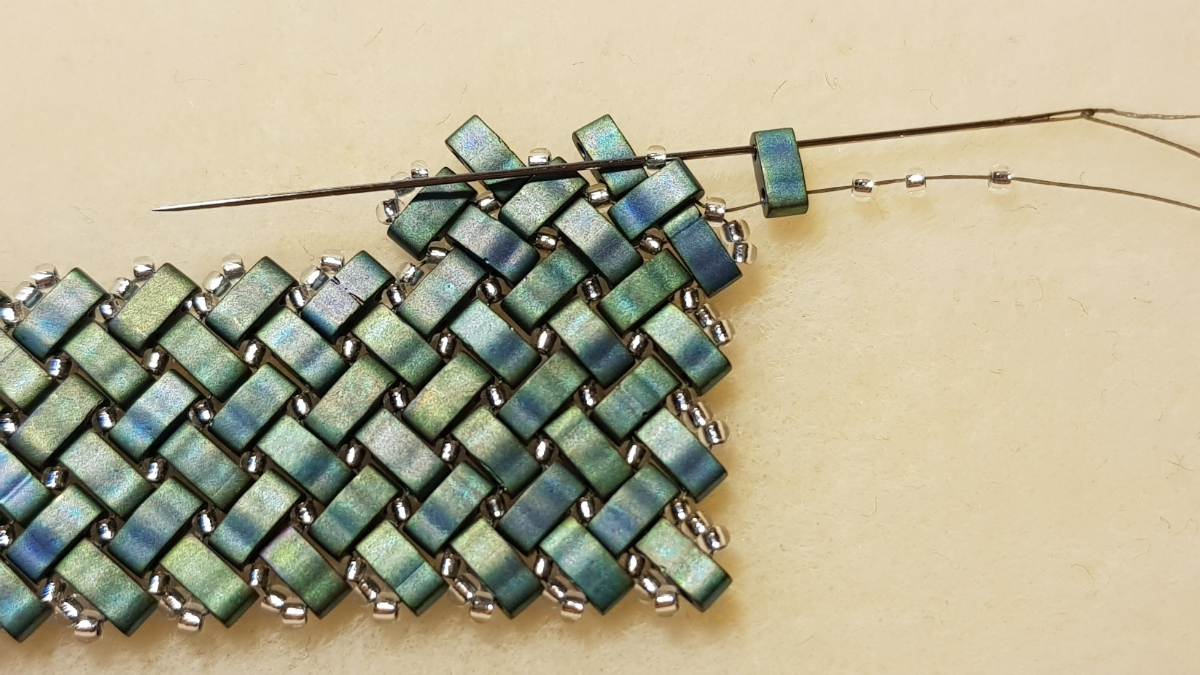 Tuto collier chevrons en pointe en perles rocailles Miyuki et Half Tila : Etape 21