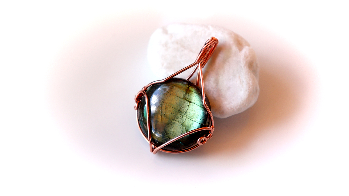 Pendentif en pierre gemme serti avec du fil de cuivre Pendentif en pierre gemme serti avec du fil de cuivre