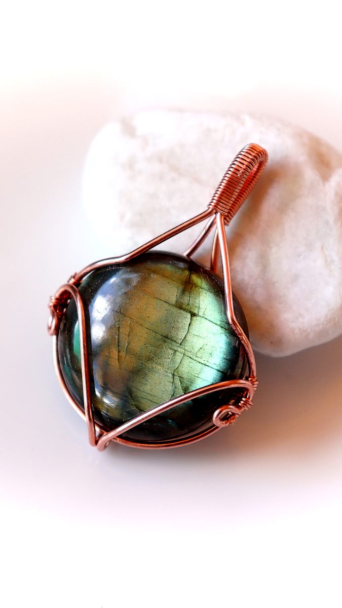 Schéma Pendentif en pierre gemme serti avec du fil de cuivre