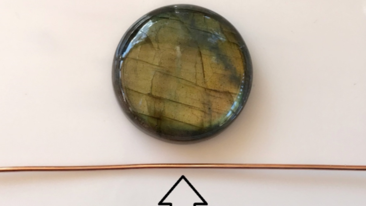 Pendentif en pierre gemme serti avec du fil de cuivre : Etape 1