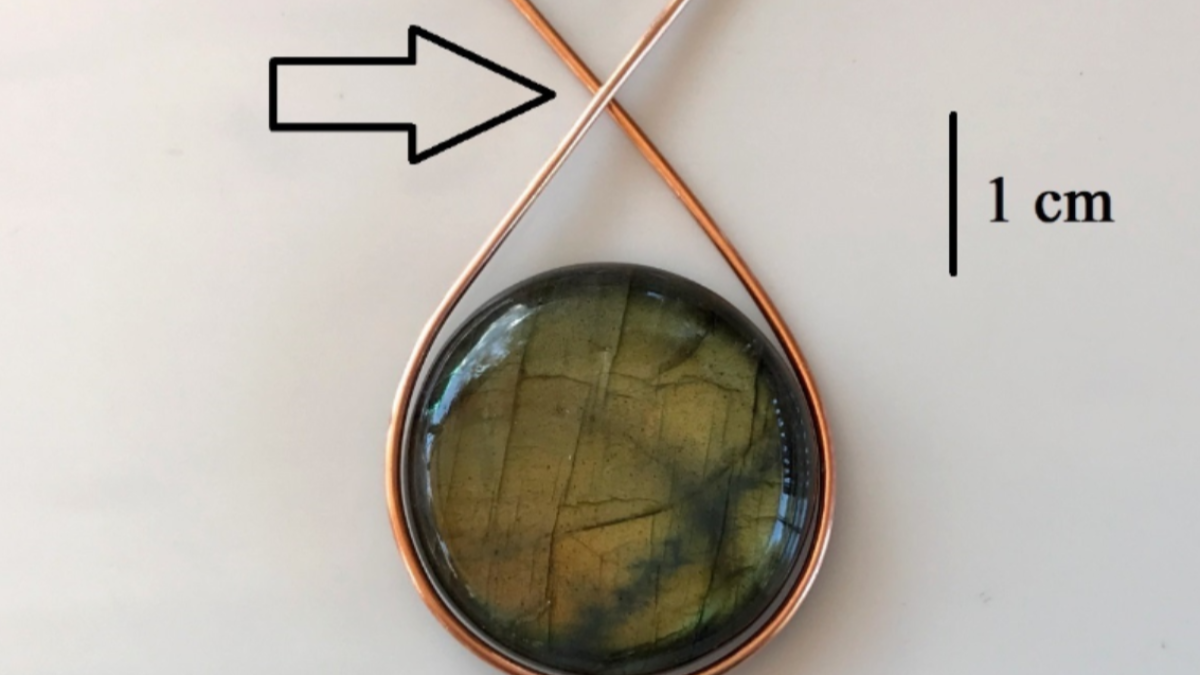 Pendentif en pierre gemme serti avec du fil de cuivre : Etape 2