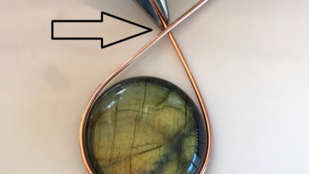 Pendentif en pierre gemme serti avec du fil de cuivre : Etape 3