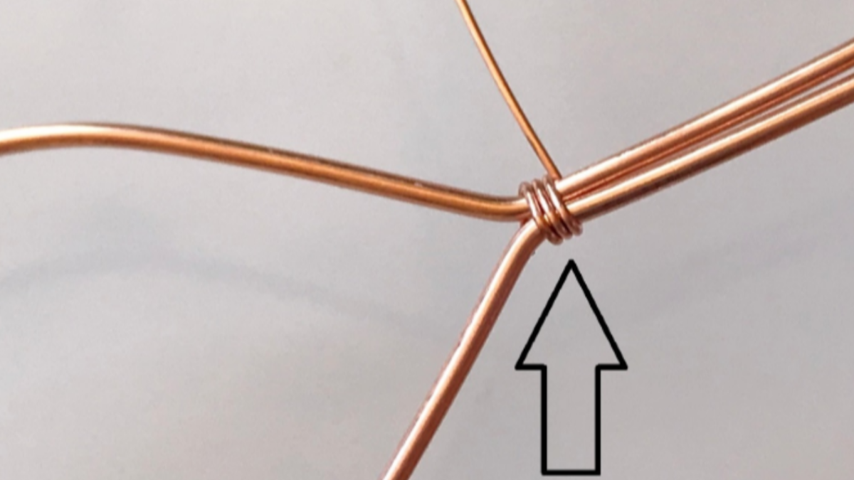 Pendentif en pierre gemme serti avec du fil de cuivre : Etape 7