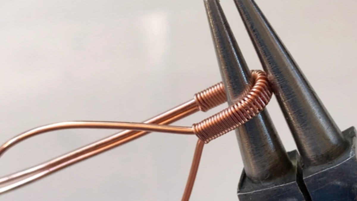 Pendentif en pierre gemme serti avec du fil de cuivre : Etape 12