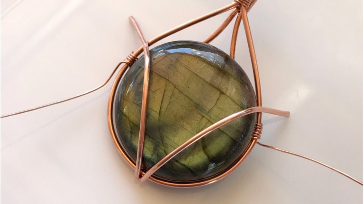 Pendentif en pierre gemme serti avec du fil de cuivre : Etape 26