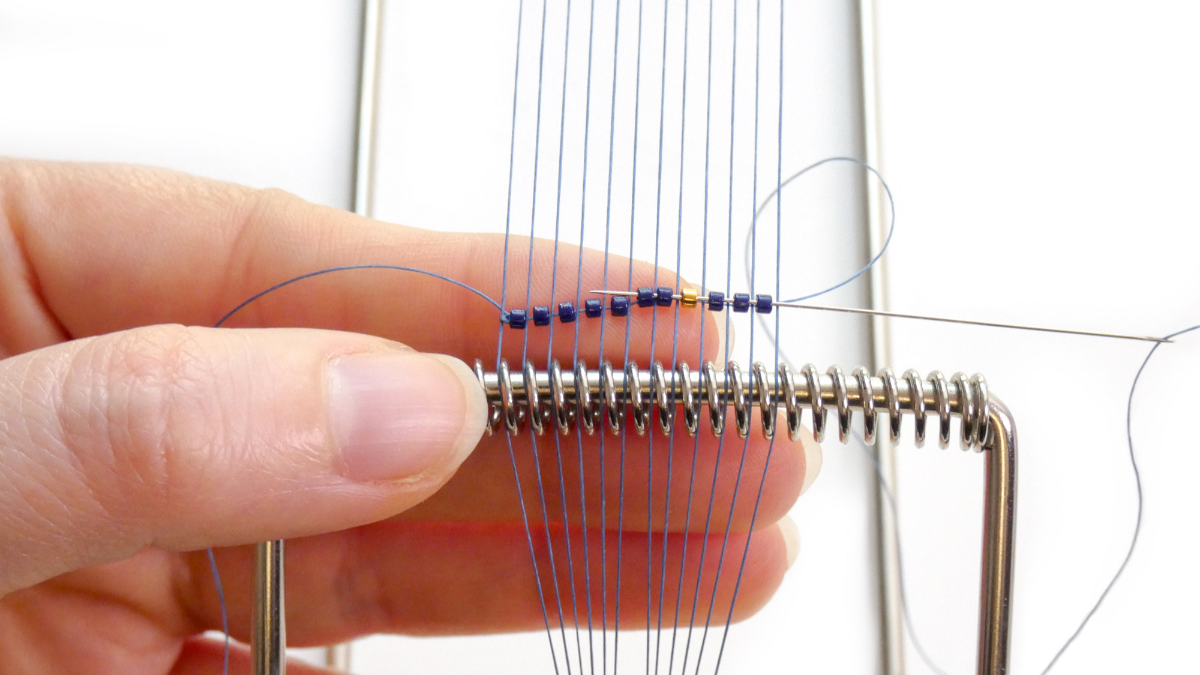 Bracelet Miyuki motif éventail avec barrettes fleurs dorées et fermoir aimanté : Etape 2