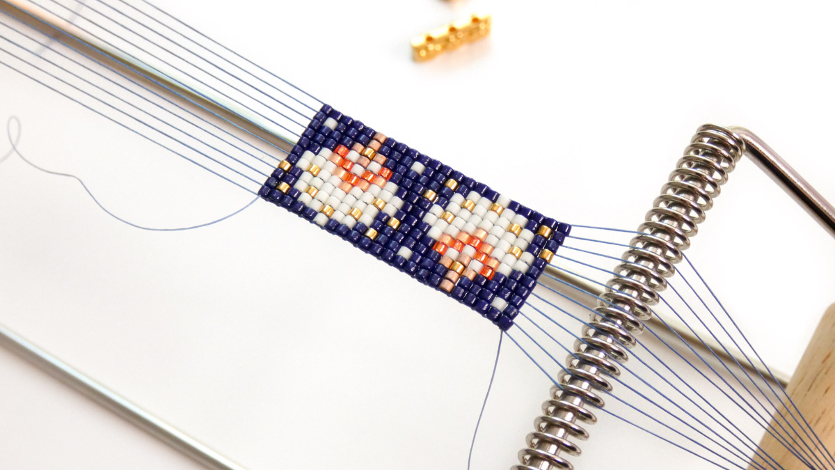 Bracelet Miyuki motif éventail avec barrettes fleurs dorées et fermoir aimanté : Etape 3