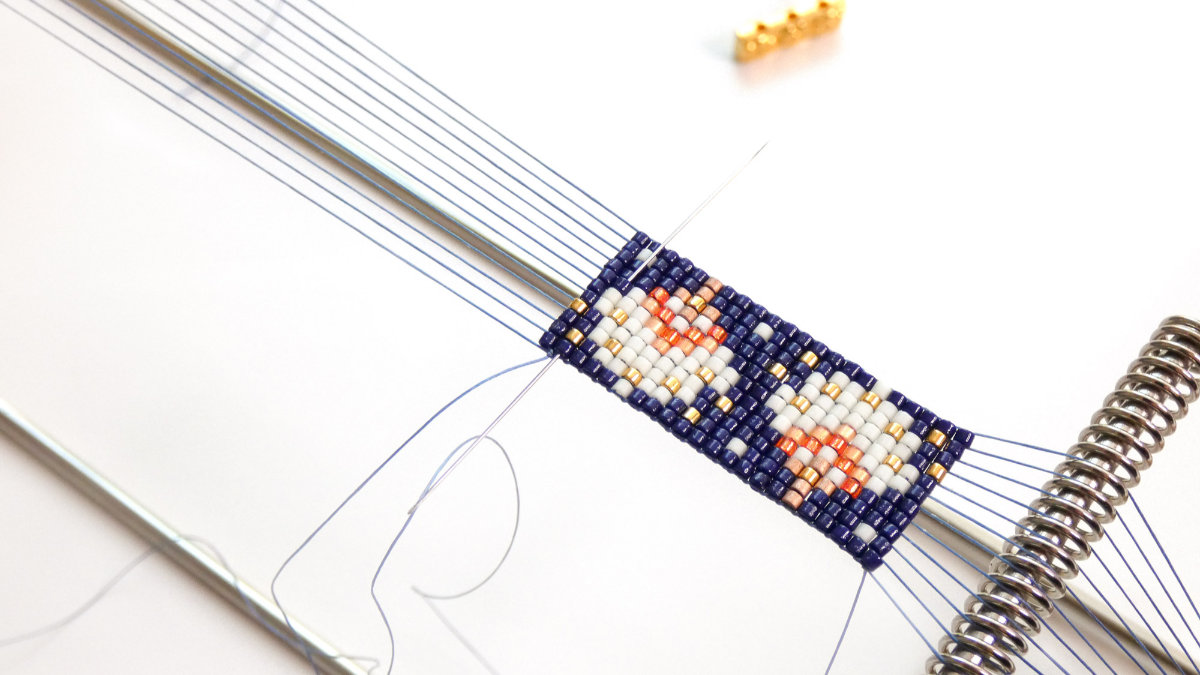 Bracelet Miyuki motif éventail avec barrettes fleurs dorées et fermoir aimanté : Etape 4