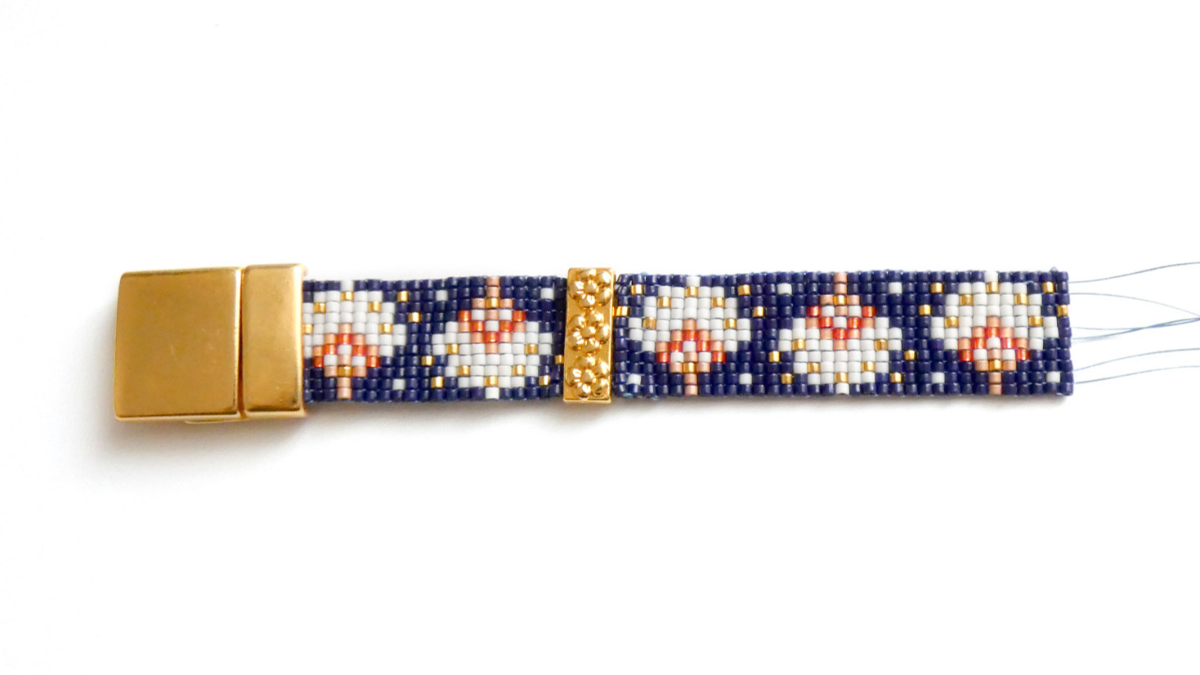 Bracelet Miyuki motif éventail avec barrettes fleurs dorées et fermoir aimanté : Etape 9