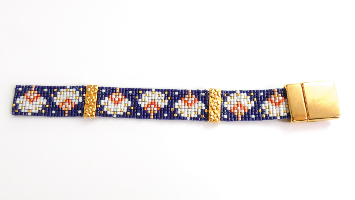Bracelet Miyuki motif éventail avec barrettes fleurs dorées et fermoir aimanté : Etape 10