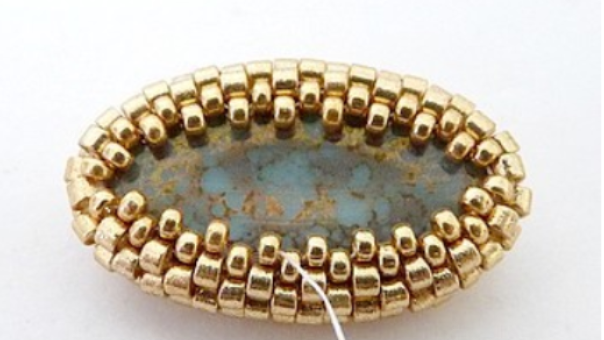 Accessoire de sac, pompon perle Angèle avec perles en verre Athos par Puca : Etape 8