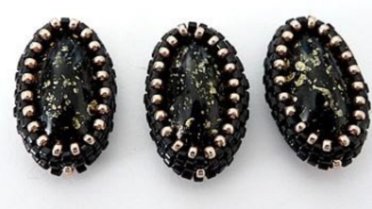 Accessoire de sac, pompon perle Angèle avec perles en verre Athos par Puca : Etape 15