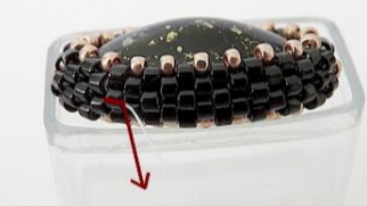 Accessoire de sac, pompon perle Angèle avec perles en verre Athos par Puca : Etape 16