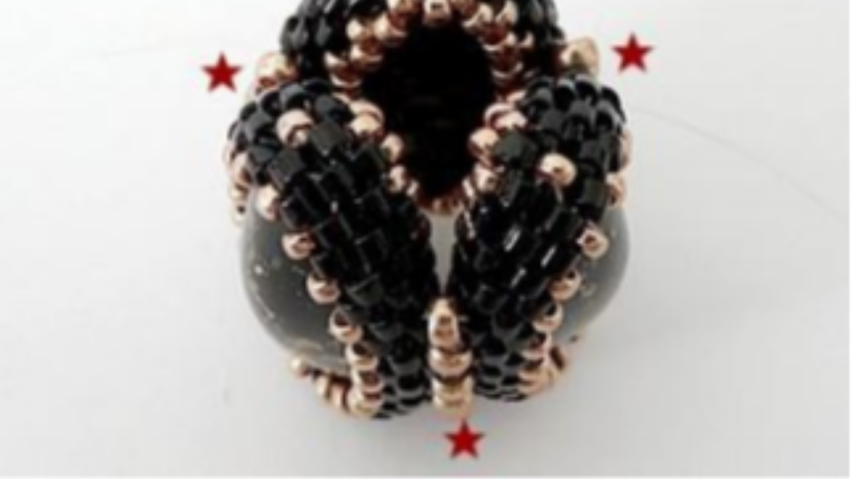 Accessoire de sac, pompon perle Angèle avec perles en verre Athos par Puca : Etape 23