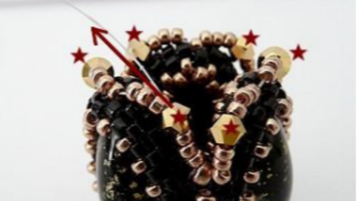 Accessoire de sac, pompon perle Angèle avec perles en verre Athos par Puca : Etape 25