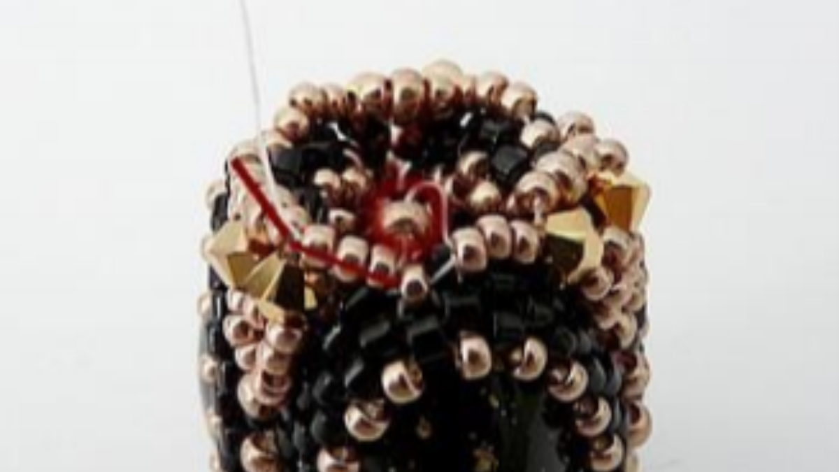 Accessoire de sac, pompon perle Angèle avec perles en verre Athos par Puca : Etape 29