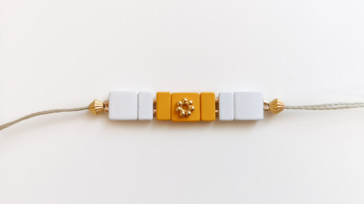 Schéma Bracelet ajustable avec perles effet gomme carrées