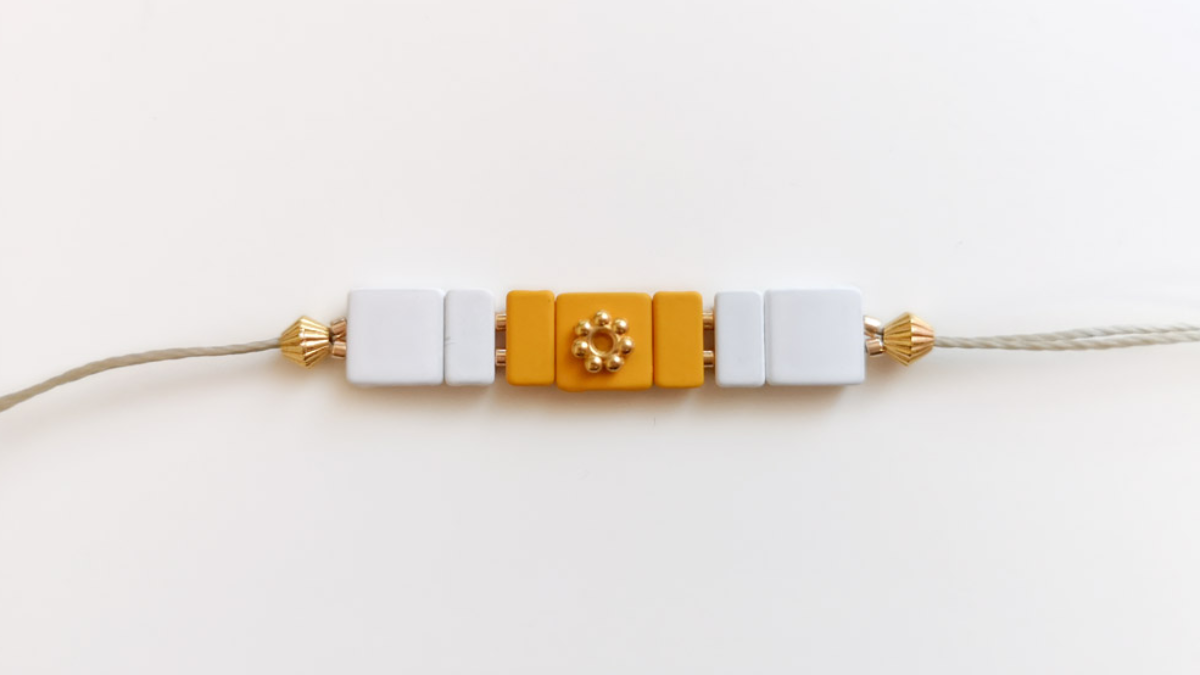 Bracelet ajustable avec perles effet gomme carrées : Etape 1