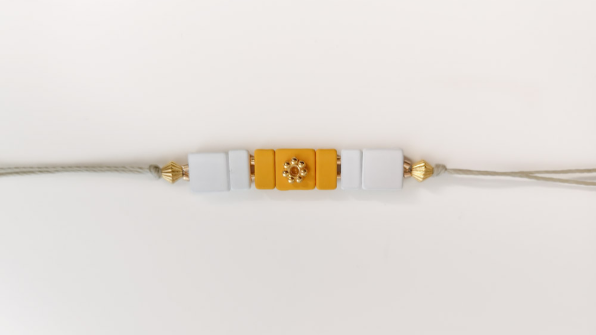 Bracelet ajustable avec perles effet gomme carrées : Etape 2