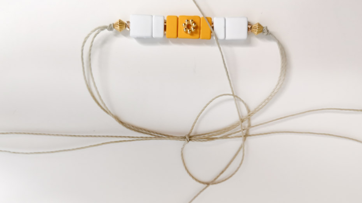 Bracelet ajustable avec perles effet gomme carrées : Etape 3