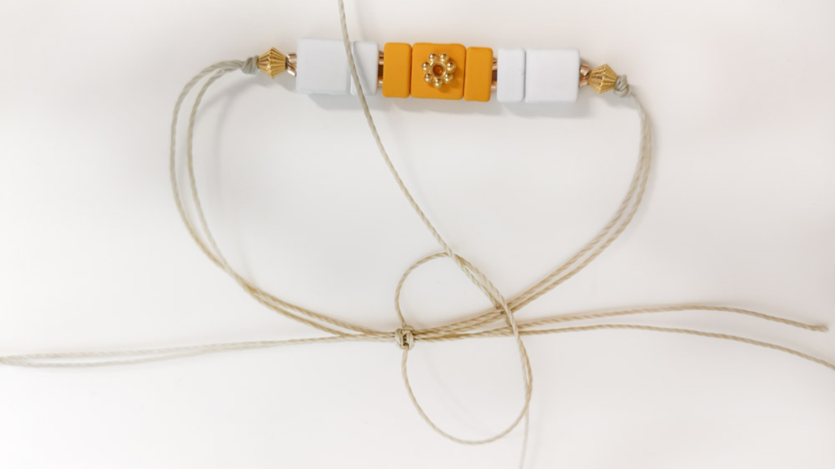 Bracelet ajustable avec perles effet gomme carrées : Etape 4