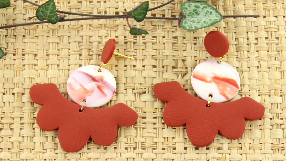 Boucles d'oreilles fleurs en polymère texture tissu et effet marbré