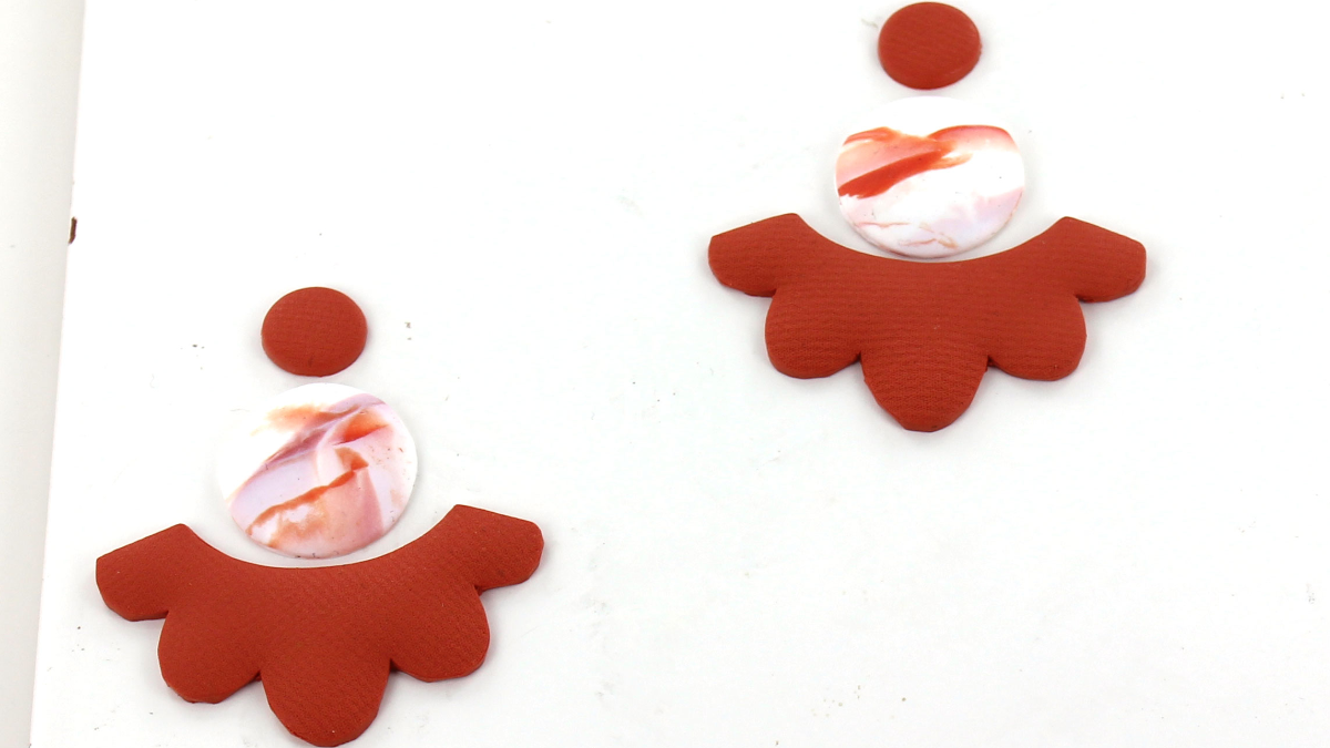 Boucles d'oreilles fleurs en polymère texture tissu et effet marbré : Etape 9