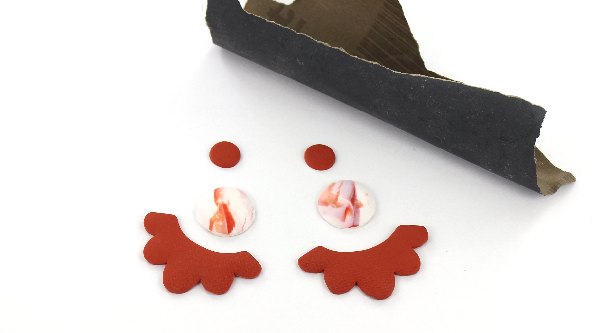 Boucles d'oreilles fleurs en polymère texture tissu et effet marbré : Etape 10