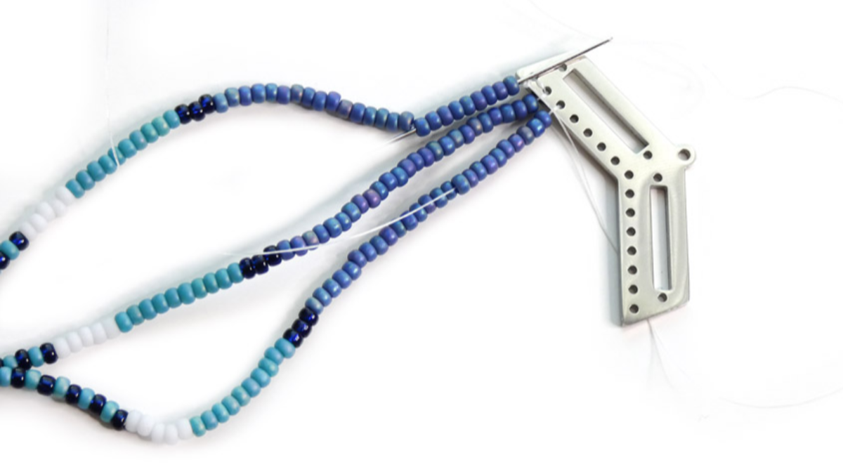 Collier long multirangs avec perles de rocailles miyuki bleu et turquoise : Etape 4