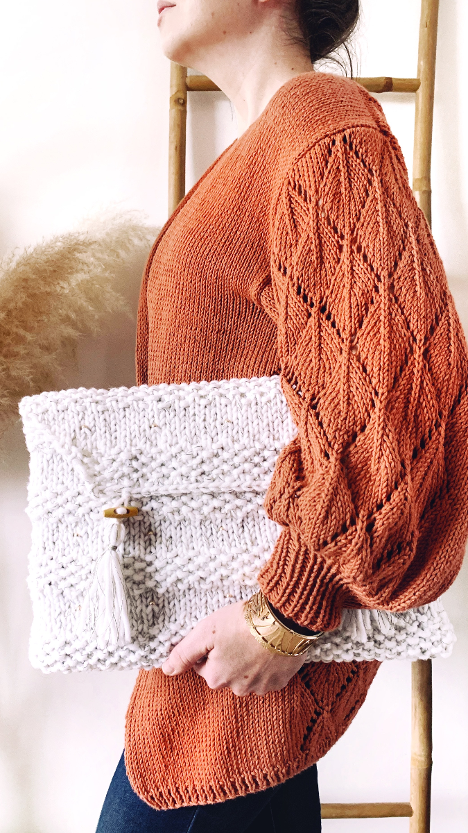 Pochette d'ordinateur chic au tricot avec insertion de perles métalliques et fil doré