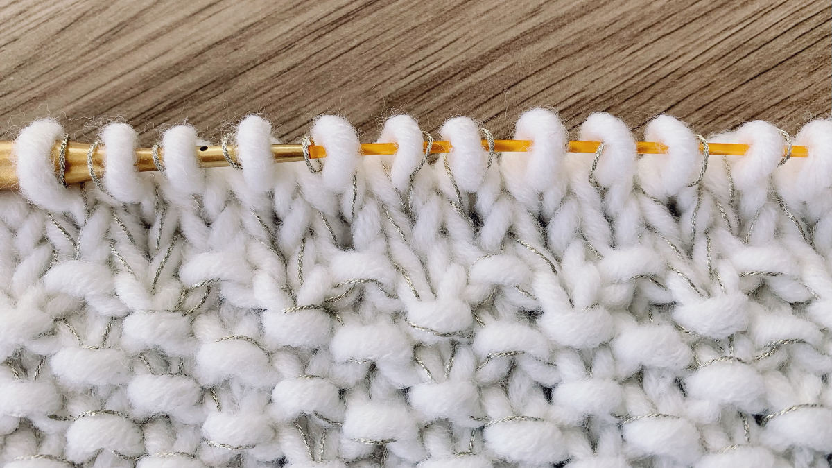 Pochette d'ordinateur chic au tricot avec insertion de perles métalliques et fil doré : Etape 3