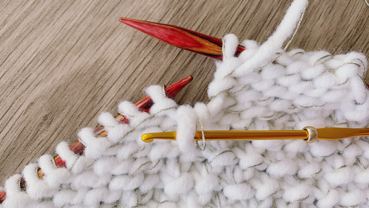 Pochette d'ordinateur chic au tricot avec insertion de perles métalliques et fil doré : Etape 4