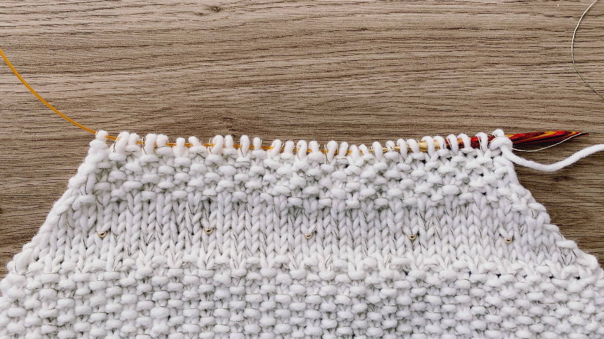 Pochette d'ordinateur chic au tricot avec insertion de perles métalliques et fil doré : Etape 6