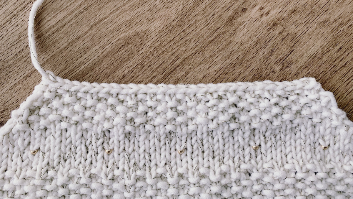 Pochette d'ordinateur chic au tricot avec insertion de perles métalliques et fil doré : Etape 7