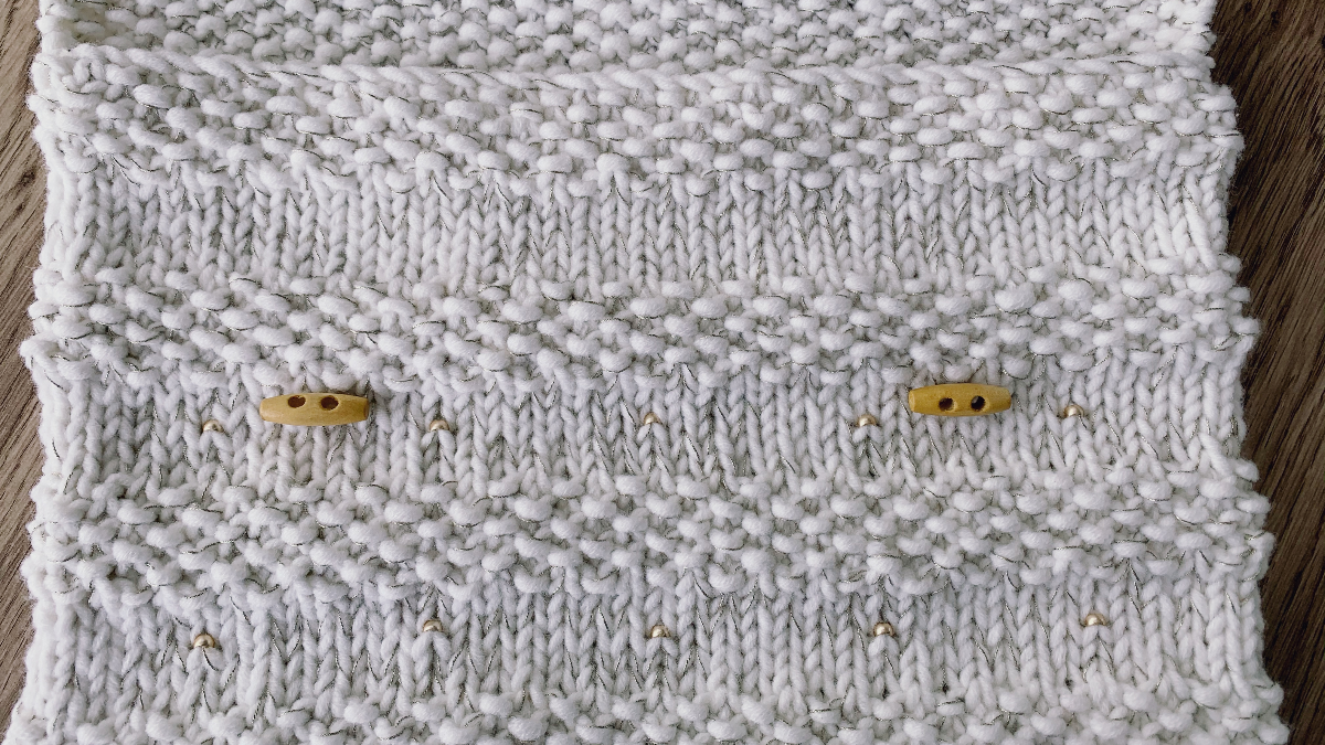 Pochette d'ordinateur chic au tricot avec insertion de perles métalliques et fil doré : Etape 9